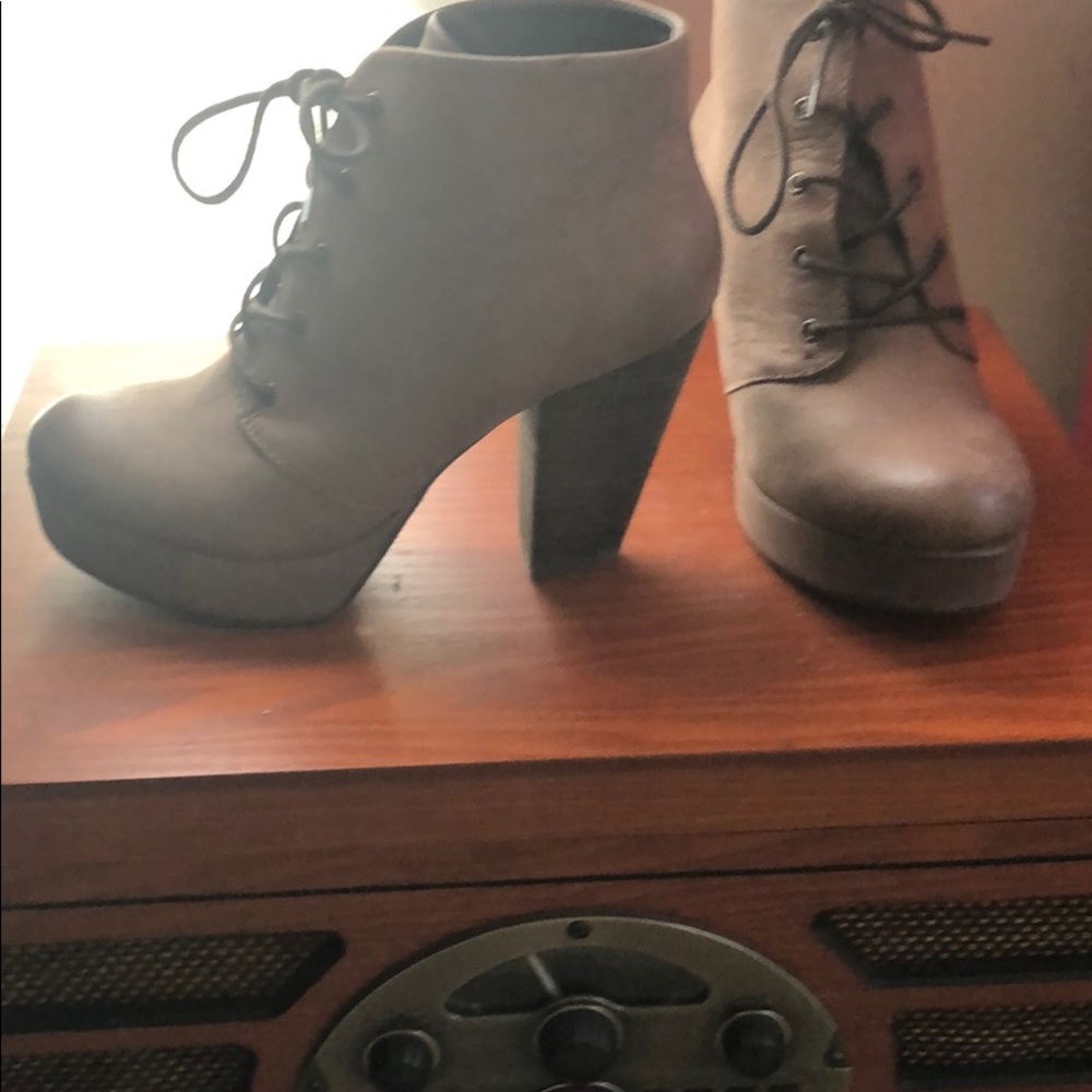 Light brown Steve Madden booties